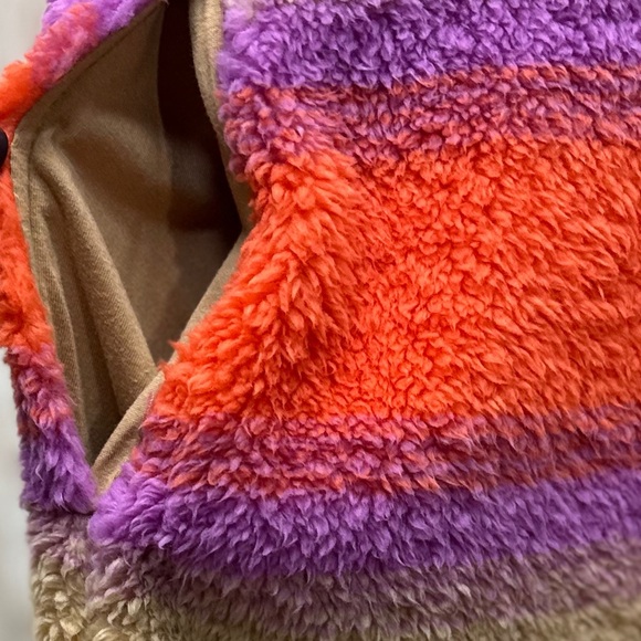 Koolaburra by UGG Cozy Sherpa Hooded Vest [1447] - Picture 7 of 9